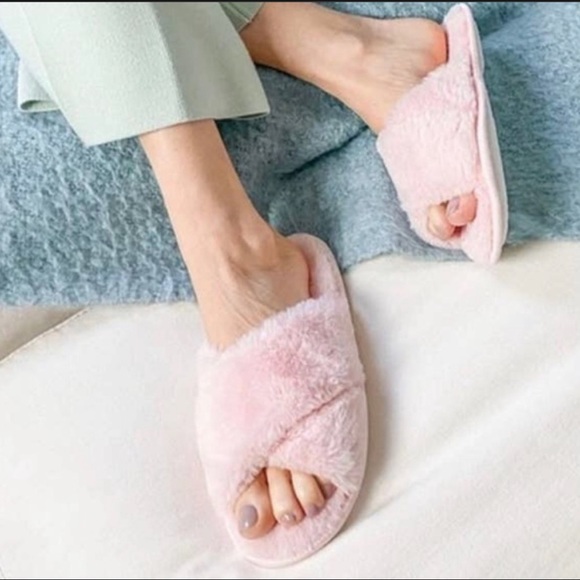 Splendid Pink Fuzzy Slippers NWT - Picture 3 of 5
